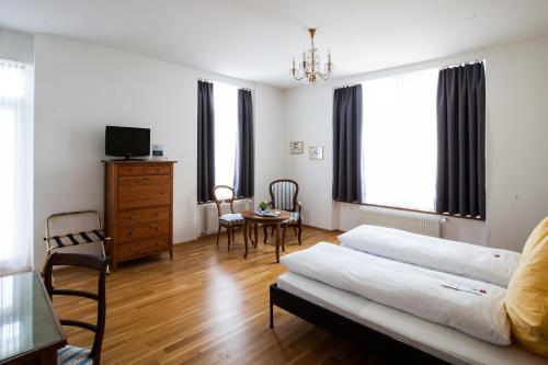 Classic Rooms by Carlton-Europe Vintage Adults Hotel - image 11