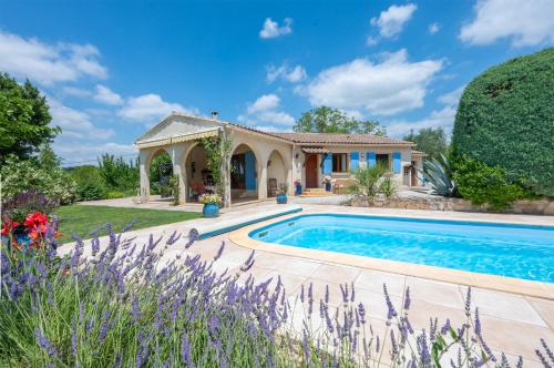 2 bedrooms, 5 beds
