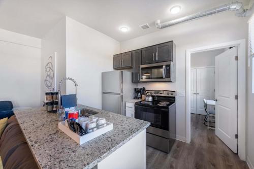 Konyha, 2BR Comfort Apartment Close to Henry Ford near Detroit Művészeti Intézet