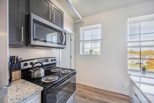 Konyha, 2BR Comfort Apartment Close to Henry Ford near Detroit Művészeti Intézet