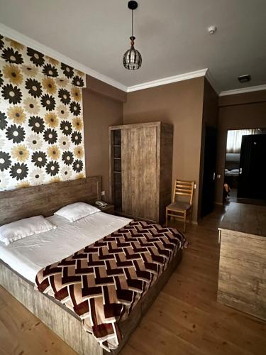 2 double beds, 1 twin bed