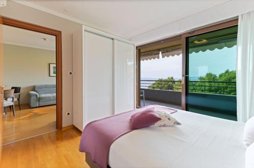 One-Bedroom Apartment with Balcony and Sea View image 5