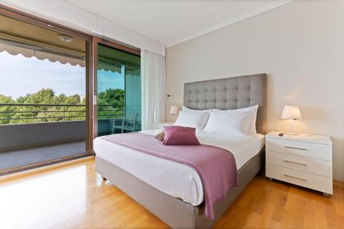 One-Bedroom Apartment with Balcony and Sea View image 4