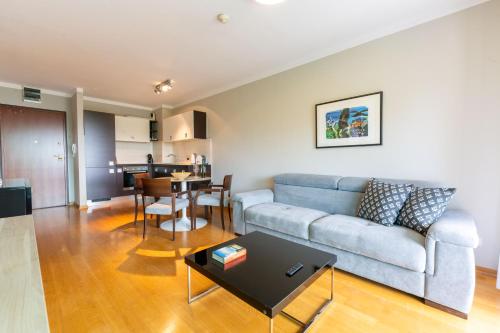 One-Bedroom Apartment with Balcony and Sea View image 3