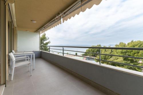 One-Bedroom Apartment with Balcony and Sea View image 6