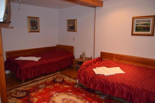 1 double bed, 2 twin beds