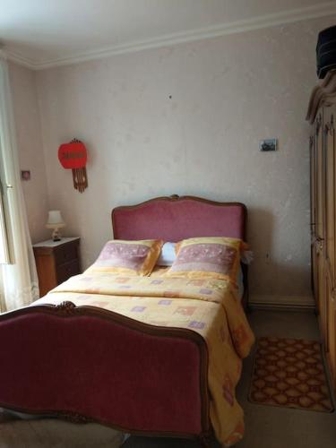 Belle chambre lumineuse et chaleureuse
