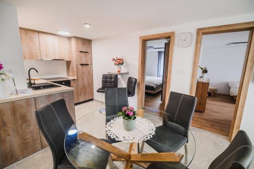 кухня, Apartment Trta with Vineyard View in Podsreda