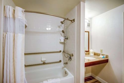King Room with Accessible Tub - Mobility Access image 3