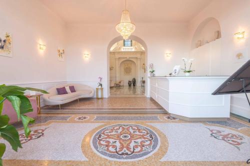 大堂, 羅蘭格拉酒店 (HOTEL L'ORANGERAIE) in 拉克魯瓦瓦爾默