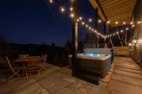Erkély/terasz, VIEWS, Hot Tub, Sauna, Theatre in Hales Location (NH)