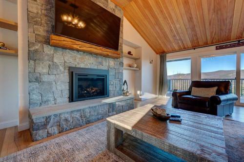 VIEWS, Hot Tub, Sauna, Theatre in Hales Location (NH)