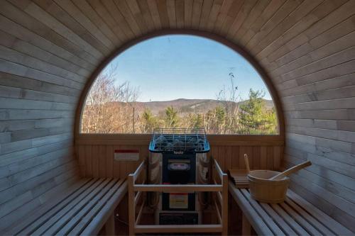 Szauna, VIEWS, Hot Tub, Sauna, Theatre in Hales Location (NH)