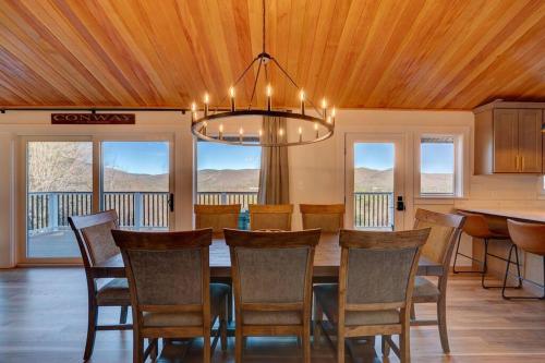 VIEWS, Hot Tub, Sauna, Theatre in Hales Location (NH)