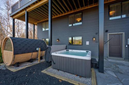 Pezsgőfürdő, VIEWS, Hot Tub, Sauna, Theatre in Hales Location (NH)