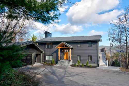 VIEWS, Hot Tub, Sauna, Theatre in Hales Location (NH)