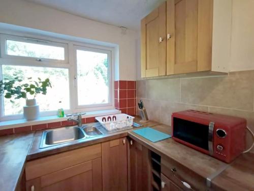 Cozy 4 Bedroom House in Smethwick with 4 bathrooms perfect for contractors and families, Birmingham (fotografie 9)