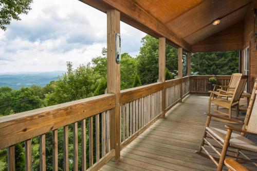 Cabin with amazing long-range mountain views, hot tub, fire pit, EV connection, Boone (zdjęcie 8)
