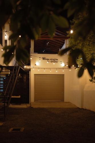 Buitenkant, Snooze Station by Sydney Galle in Galle