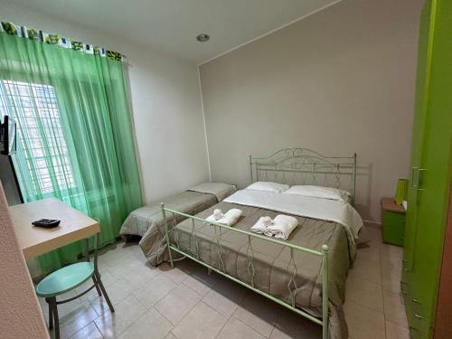 1 queen bed, 1 twin bed