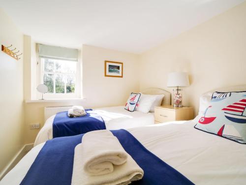 Dolphin Cottage - image 2