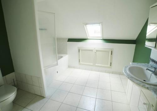 Ванна кімната, Chambre Du Coq à la Ferme de Franqueville (Chambre Du Coq a la Ferme de Franqueville) in Sainte-Mere-Eglise