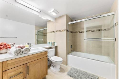 Spacious Santa Monica Apartment Walk to the Promenade, Beach & Pier I Parking! in Los Angeles, USA