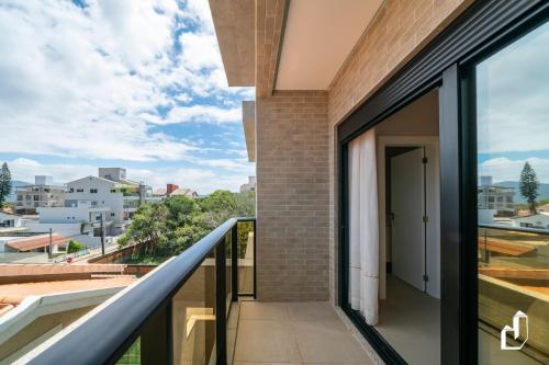 ระเบียง/ชานเรือน, Apartamento exclusivo com 02 Suítes, 30m da praia (Apartamento exclusivo com 02 Suites, 30m da praia) in บอมบิญาส