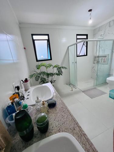 ห้องน้ำ, Casa de temporada bem próxima á praia (Casa de temporada bem proxima a praia) in ปอนตา ดาส กานาส