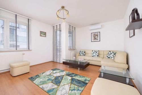 Bright Apartment near ICE Kraków with Air Conditioning and Parking by Noclegi Renters, Kraków