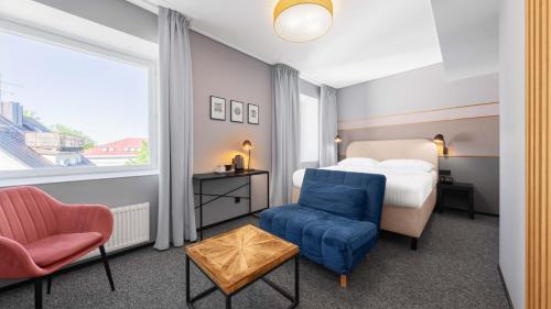 1 queen bed, 1 twin bed