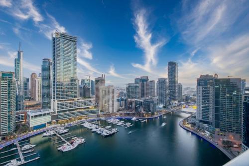 Marina Royale 3 Bedroom Apartment I Luxe Marina Harbour & Yacht Club Views I Nearby to a Beach I Free Pool, Gym, Wi-Fi and Parking I by Meerak, Dubaj