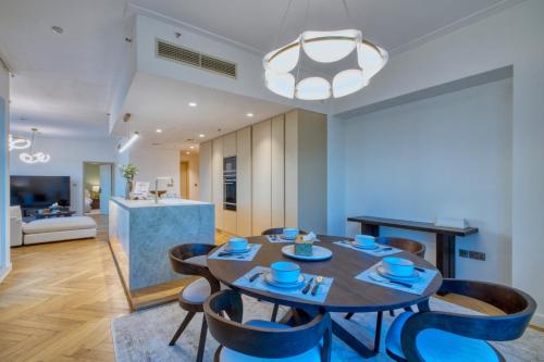 Marina Royale 3BR I Luxe Harbor View I by Meerak - image 5