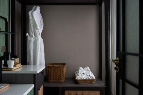 Superior Twin Room image 8