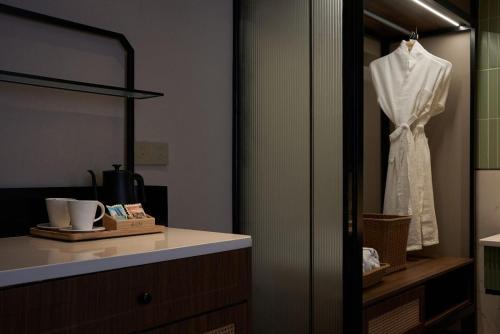 Deluxe Queen Room image 6