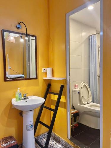 Large Window- Quiet- Old Quarter