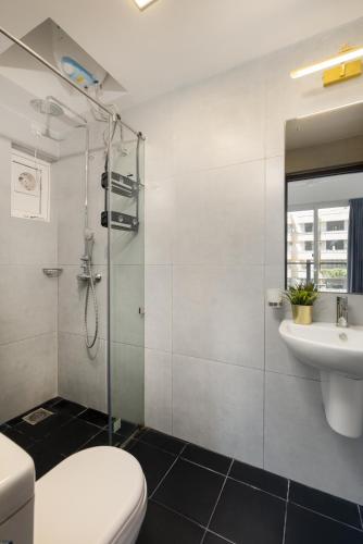 Pendennis Fern - 4-Bedroom Luxury Retreat with Rooftop Pool in Central Colombo - image 9