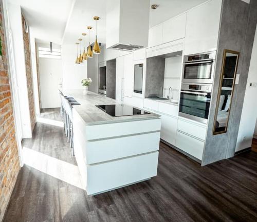 Karinflats Deluxe - The Cream Penthouse Apt - Tap to explore photos