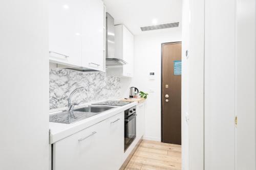 Amazing new & fully furnished studio in Duomo - image 13