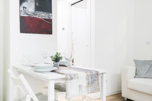 Amazing new & fully furnished studio in Duomo - image 12
