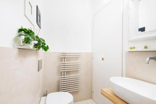 Amazing new & fully furnished studio in Duomo - image 10