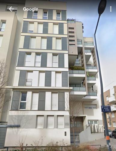 Lascano Parking GRATUIT proche Gare Aéroport Eurexpo GROUPAMA STADIUM