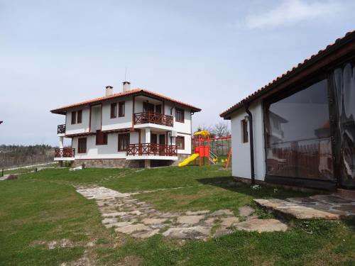 Guest House Ivanini Houses