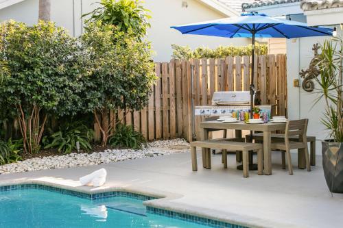 Casa Azul with a Private Heated Saltwater Pool in Fort Lauderdale, USA