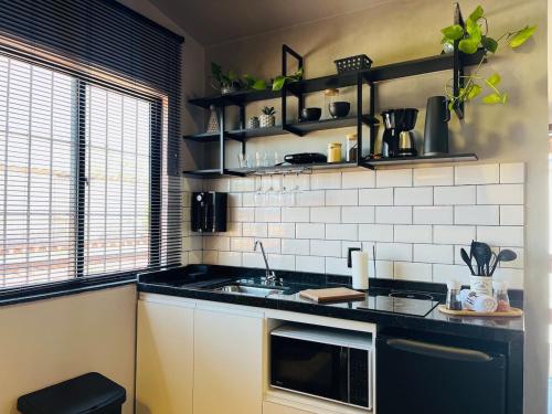 Konyha, Itajuru apto105 · Toque a Campainha 105 FLATCentro Praia do Forte in Ville Blanche