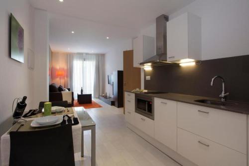 Fisa Rentals Les Corts Apartments Room Type - Deluxe One-Bedroom Apartment with Balcony Fisa Rentals Les Corts Apartments Room Type - Deluxe One-Bedroom Apartment with Balcony