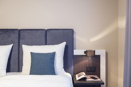 1 twin bed, 2 sofa beds