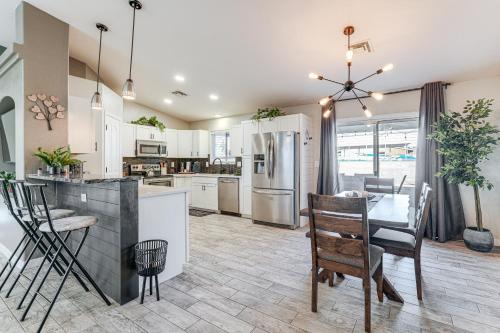 3 Mi to London Bridge Home with Patio and Grill!