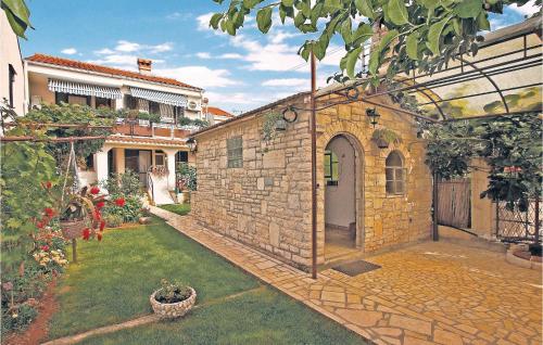 3 Bedroom Cozy Apartment In Stinjan