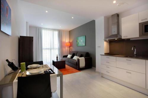 One-Bedroom Standard Apartment image 4